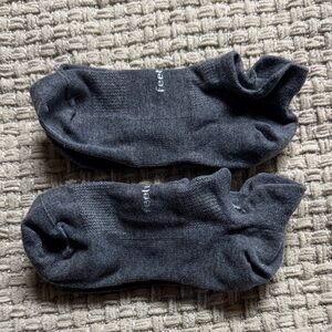 Feetures Elite Max Cushion No Show Tab Socks (NWOT) Size Medium